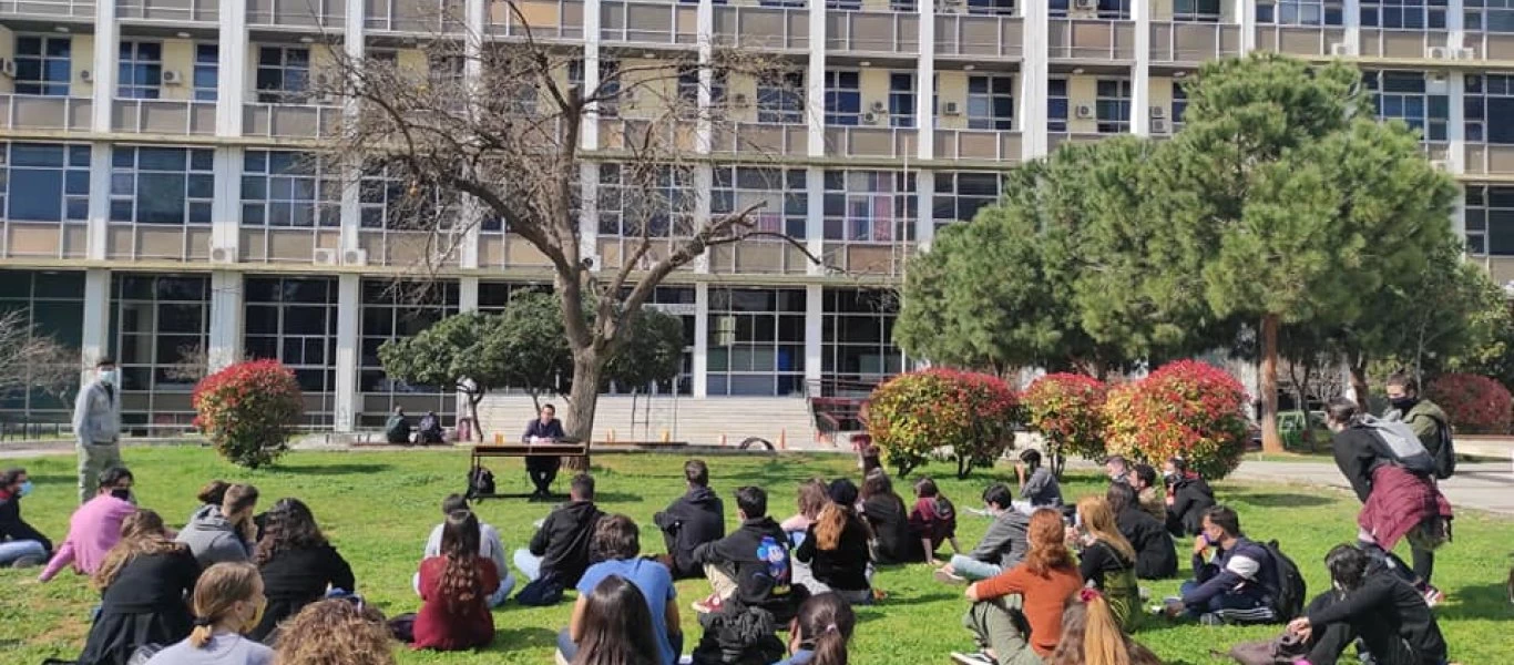 Οι φοιτητές παίρνουν τη ζωή τους πίσω: Λένε «όχι» στο lockdown και κάνουν «δια ζώσης» διάλεξη στο γρασίδι του ΑΠΘ